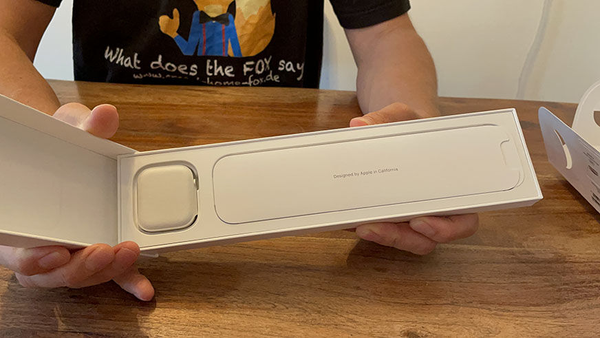 Man sieht die Verpackung der Apple Watch 8.